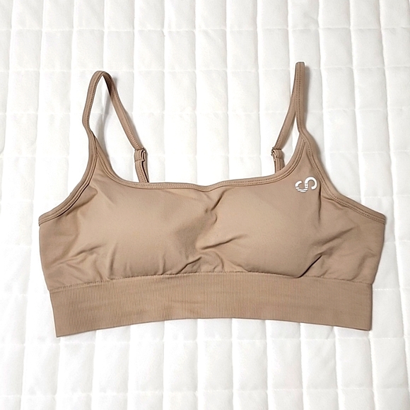 Curves and Combat Boots Seamless Contour Sports Bra in Shell - Picture 1 of 3